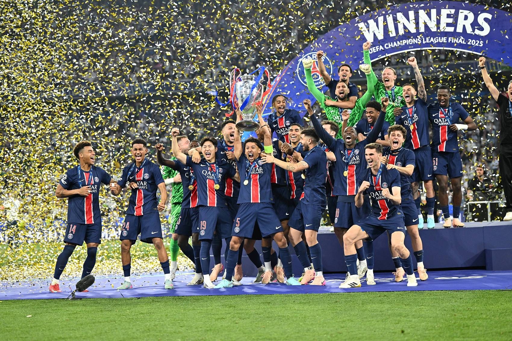 关于巴黎圣日耳曼迎欧联关键赛，今夜主帅复盘，底气十足，团队化学反应显著的信息